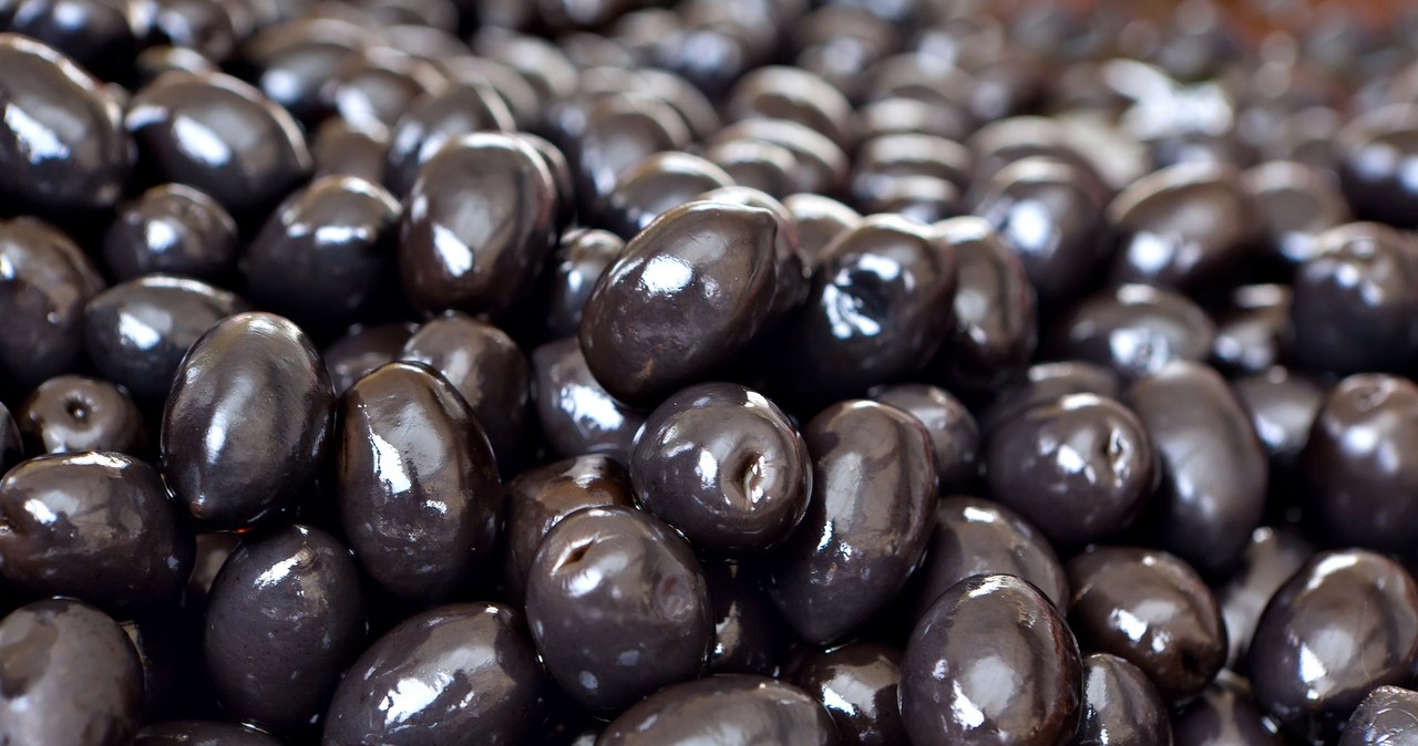Czarne oliwki zawierają m.in. dużo witaminy E, a także zdrowych tłuszczów. Ich spożywanie dobrze wpływa na serce /123RF/PICSEL