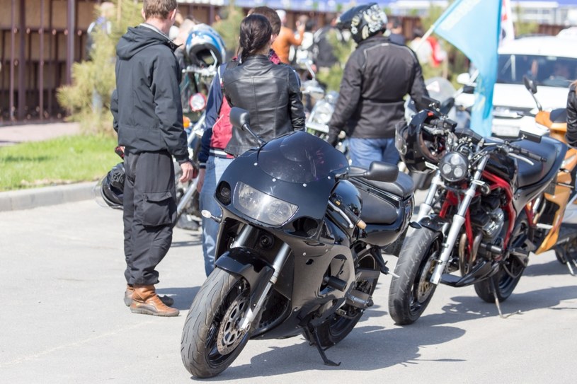 Czarne owiewki bez naklejek, czy przeróbka na streetfightera to często znak, że motocykl jest po przygodach /123RF/PICSEL
