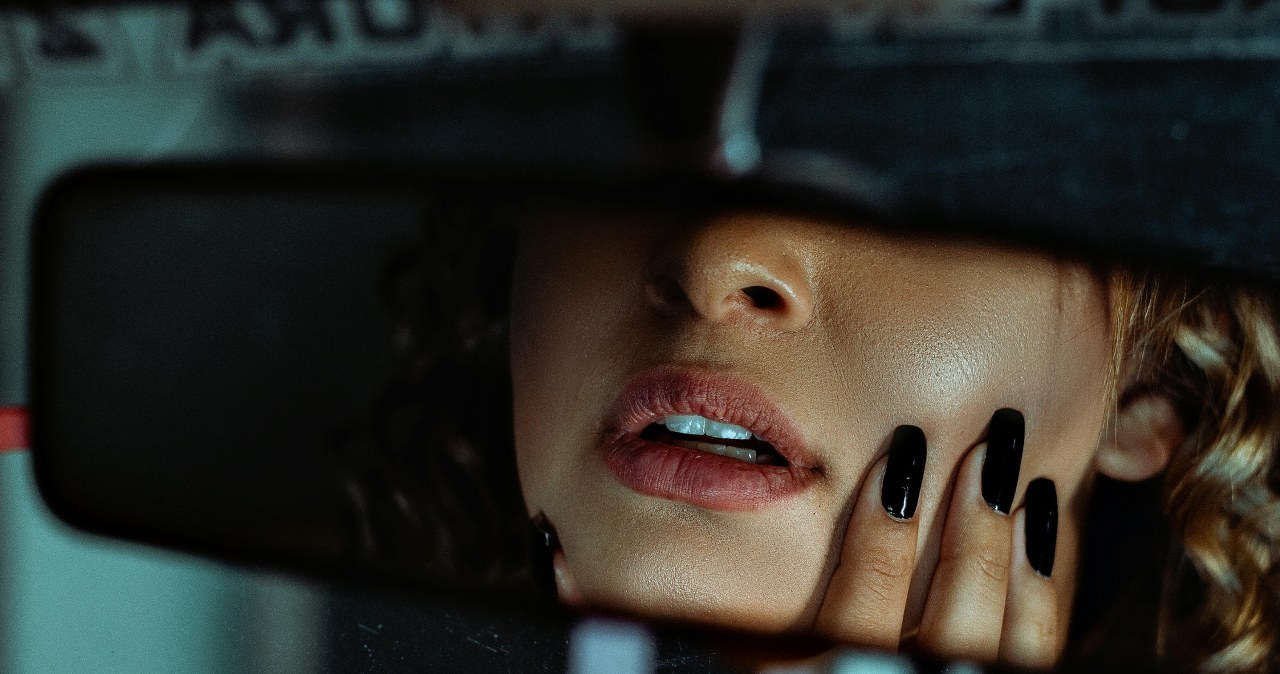 Czarne paznokcie to doskonały wybór do eleganckich, wieczorowych stylizacji /Anderson Martins /pexels.com