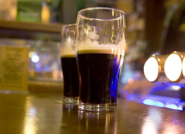 Czarne piwo to najbardziej rozpoznawalny towar eksportowy Irlandii /&copy;123RF/PICSEL