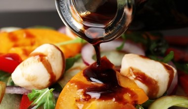 „Czarne złoto w kuchni”. Stosuj nie tylko do sałatek, bo ułatwia trawienie i obniża cholesterol