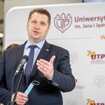 Czarnek: jeśli sytuacja się nie pogorszy, to od października studenci wrócą w mury uczelni 
