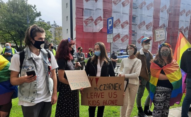 "Czarnek precz", "Ministrze, zgłoś nieprzygotowanie". Protest w Warszawie