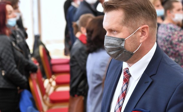 Czarnek zachęca szkoły do wycieczek. A w programie… błędy merytoryczne 