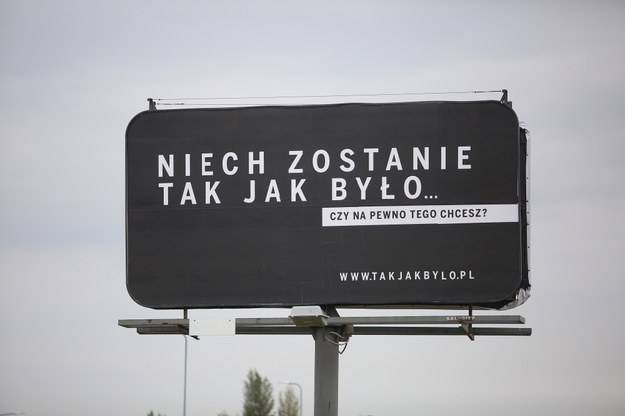 Czarno-biały billboard będący elementem kampanii prowadzonej przez Polską Fundację Narodową /Tomasz Wojtasik /PAP