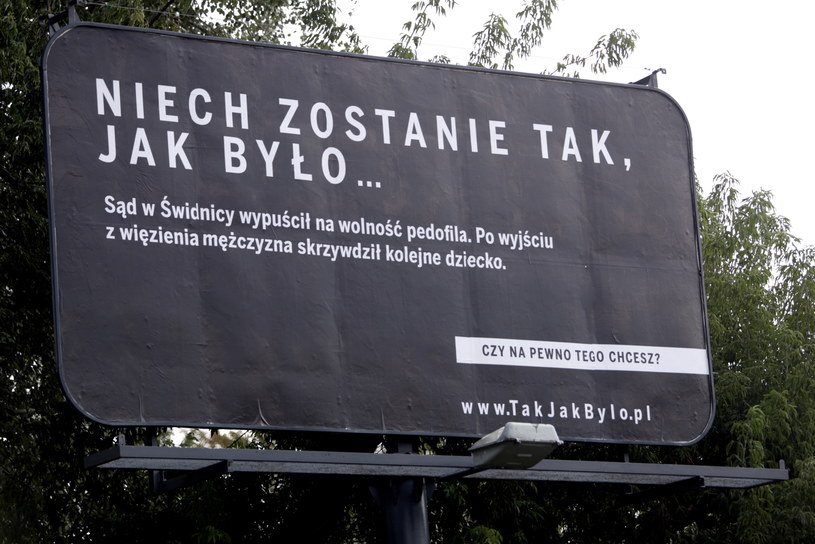 Czarno-biały billboard na jednej z warszawskich ulic, będący elementem rządowej kampanii informacyjnej o kierunkach zmian podstawy funkcjonowania Rzeczpospolitej Polskiej /Bartłomiej Zborowski /PAP