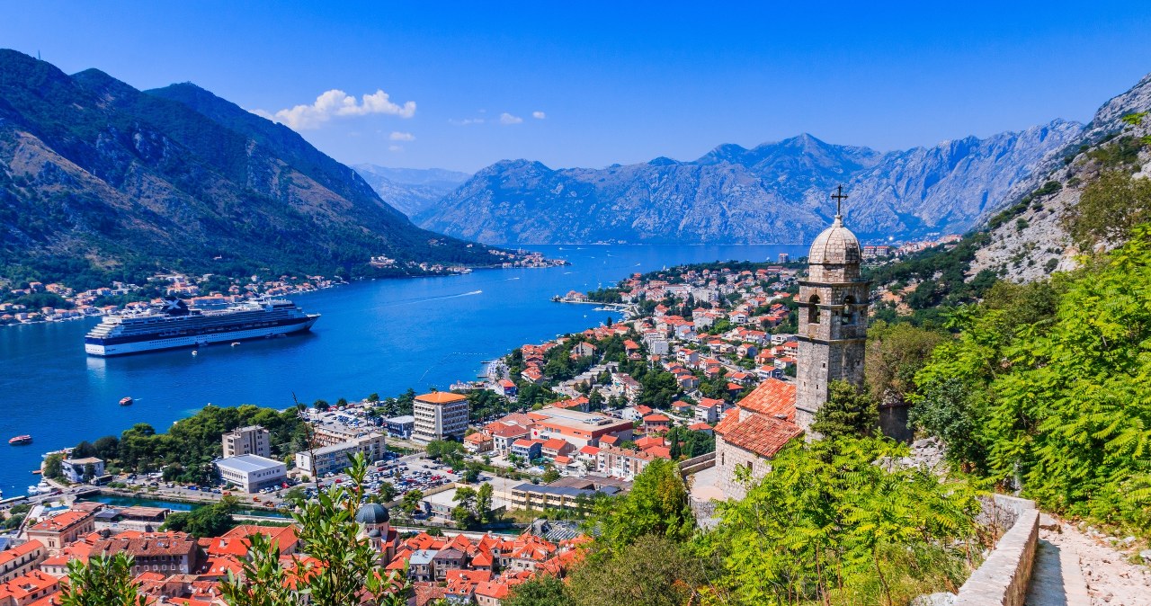 Czarnogóra słynie z zabytków i plaż. Można tam pojechać całą rodziną. /123RF/PICSEL