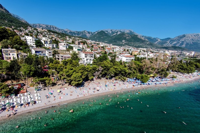Czarnogórskie wybrzeże pełne jest plaż i turystycznych ośrodków /123RF/PICSEL