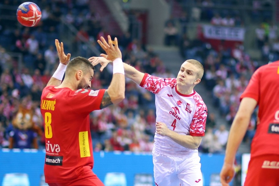 Czarnogórzec Vuk Lazovic (L) i Piotr Jędraszczyk (P) z reprezentacji Polski /	Łukasz Gągulski /PAP