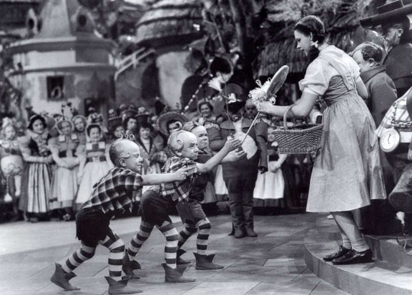 "Czarnoksiężnik z Oz": Jerry Maren wręcza lizaka Judy Garland /Getty Images