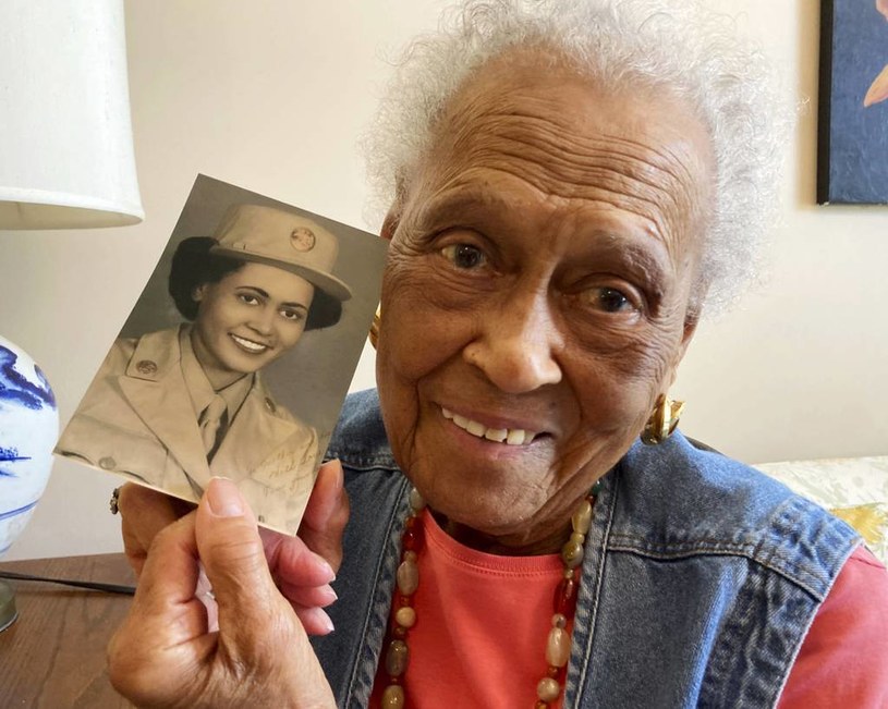 Czarnoskóra Amerykanka Romay Davis dostała właśnie medal za poradzenie sobie z górą żołnierskich listów i paczek w czasie II Wojny Światowej /domena publiczna
