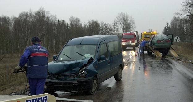 Czarny asfalt może być pokryty lodem... / Fot: Michał Kość /Reporter