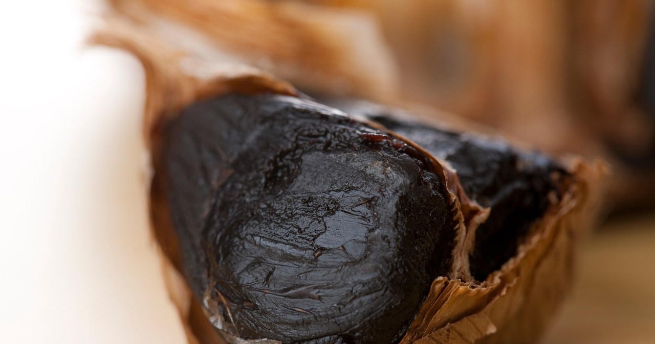 Czarny czosnek można przygotować samodzielnie, albo kupić gotowy w sklepie ze zdrową żywnością /123RF/PICSEL