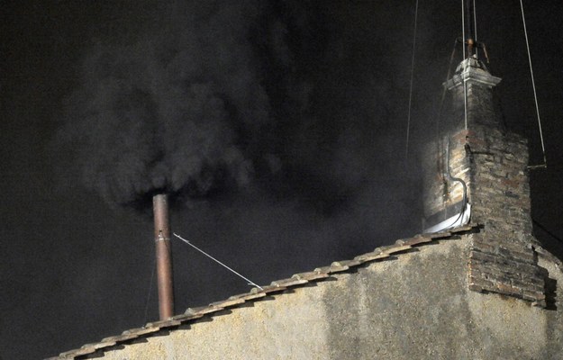 Czarny dym nad Kaplicą Sykstyńską /MAURIZIO BRAMBATTI /PAP/EPA