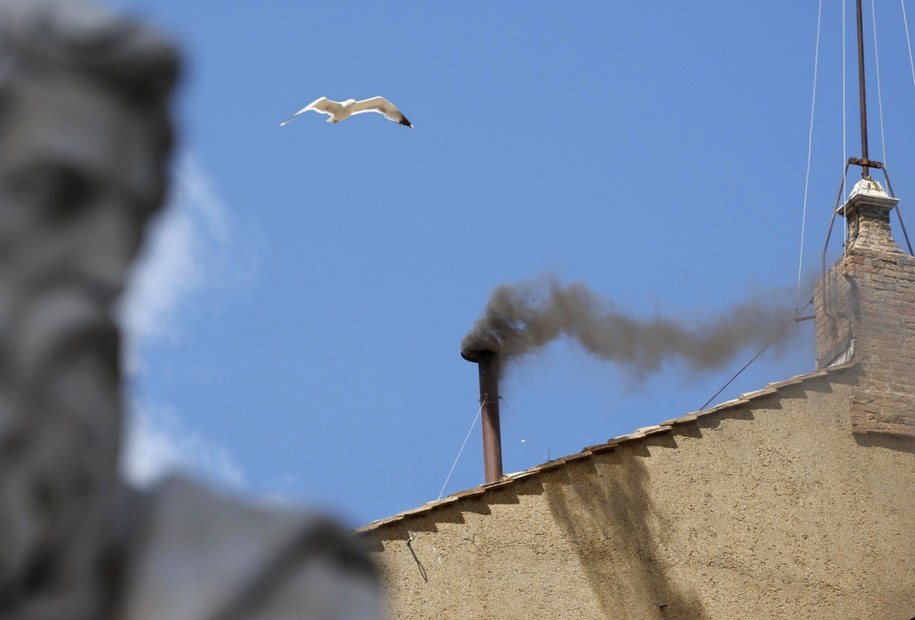 Czarny dym nad Kaplicą Sykstyńską /Fabio Frustaci /PAP/EPA