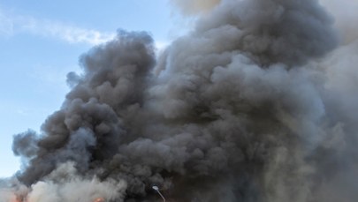 Czarny dym nad miastem. Duży pożar w Toruniu