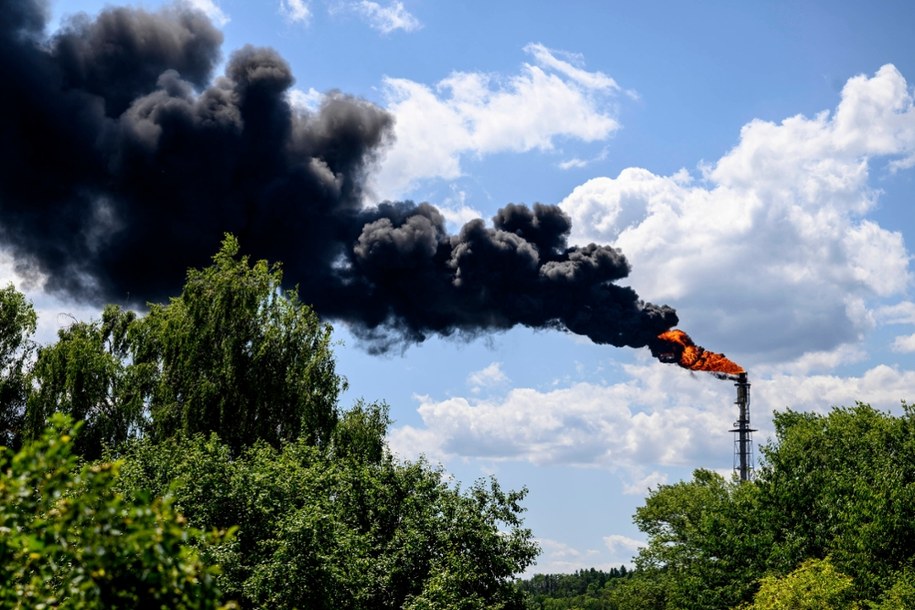 Czarny dym nad rafinerią w Litvinovie należącą do Orlen Unipetrol /	Ondrej Hajek /PAP/CTK