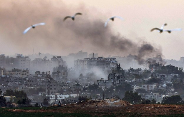 Czarny dym nad Strefą Gazy /HANNIBAL HANSCHKE /PAP/EPA