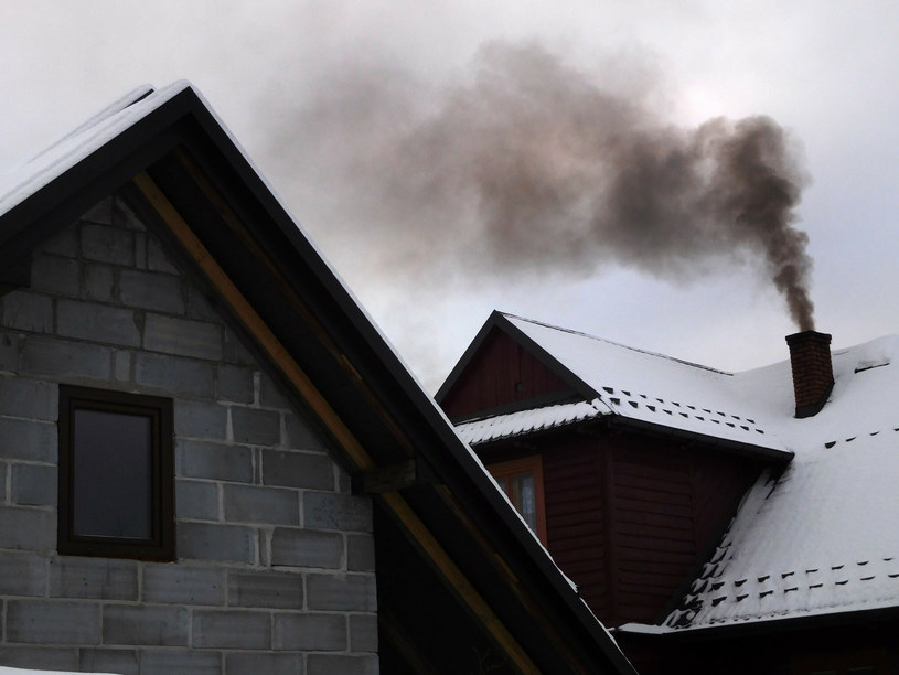 Czarny dym to cząstki stałe powstałe w wyniku palenie "byle czym" w tzw. kopciuchach... /Mariusz Grzelak /Reporter