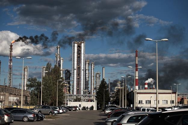 Czarny dym wydobywa się z pochodni rafinerii należącej do PKN Orlen w Płocku /fot. Marcin Bednarski /PAP