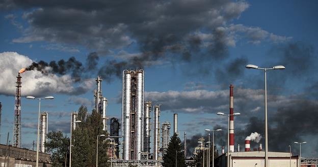 Czarny dym wydobywa się z pochodni rafinerii należącej do PKN Orlen w Płocku /fot. Marcin Bednarski /PAP