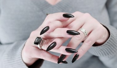 Czarny manicure. Ponadczasowa elegancja dla każdej kobiety