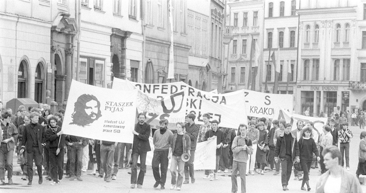 Czarny marsz w rocznicę zamordowania Stanisława Pyjasa. Rynek Główny w Krakowie, 14 maja 1989 r. /Andrzej Stawiarski /Agencja FORUM