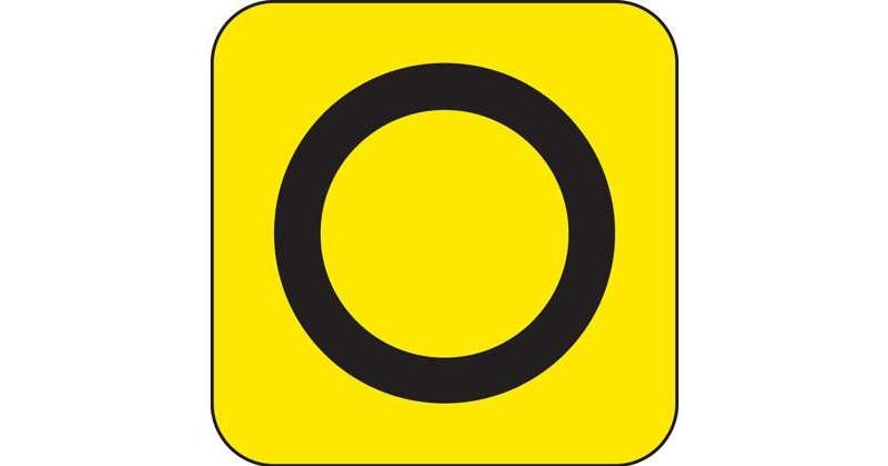 Czarny okrąg na żółtym tle. Co oznacza ten znak? /
