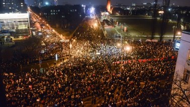 „Czarny piątek” na ulicach miast. "Równe prawa - wspólna sprawa", "Wara wam od kobiet"