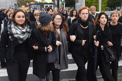 Czarny protest w Warszawie. Protestują przeciwko zaostrzeniu przepisów aborcyjnych