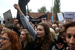 Czarny protest w Warszawie. Protestują przeciwko zaostrzeniu przepisów aborcyjnych