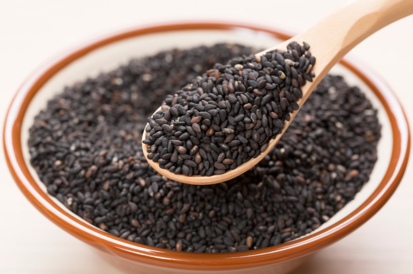 Czarny sezam można dodawać do wypieków, sałatek, ryżu czy makaronu /123RF/PICSEL
