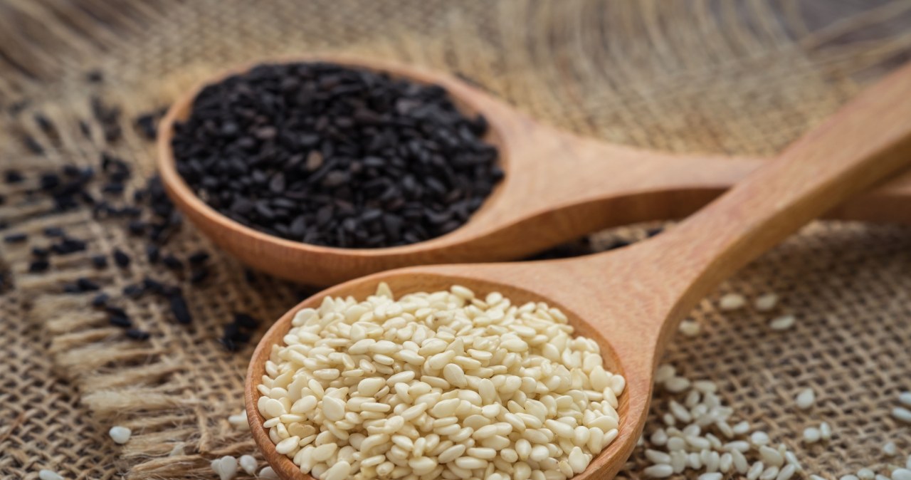 Czarny sezam świetnie wpłynie na kondycję naszych włosów /123RF/PICSEL