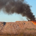 Radom Czarny słup dymu, nieprzyjemny zapach w okolicy. Pożar wysypiska śmieci w Radomiu