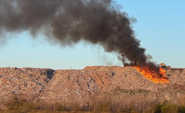 Czarny słup dymu, nieprzyjemny zapach w okolicy. Pożar wysypiska śmieci w Radomiu