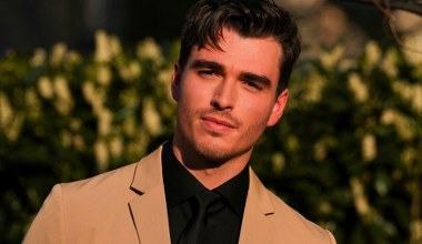 Czarujący Brytyjczyk podbija serca widzów Netfliksa. Będzie o nim głośno