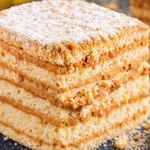 Czaruje subtelną słodyczą, doskonale prezentuje się na stole. Ciasto miodowe rozpływa się w ustach