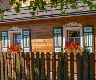 Czas się tu zatrzymał. Kraina Otwartych Okiennic to idealny plan na majowy reset
