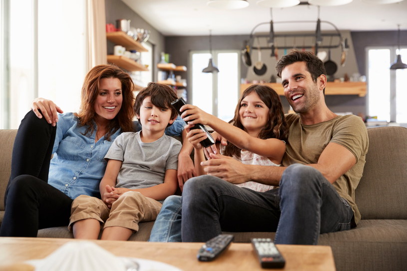 Czas z rodziną przed telewizorem to bardzo przyjemne chwile. Co zrobić, by każdy znalazł dla siebie interesujący program? /123RF/PICSEL