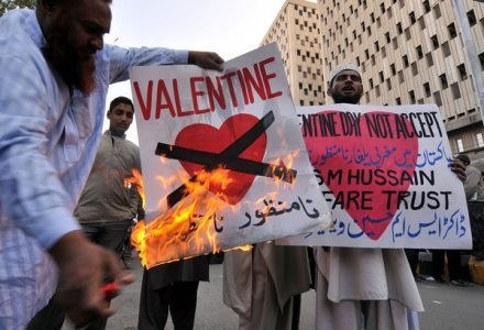 Czas zakochanych - czas ataków na internautów. /AFP