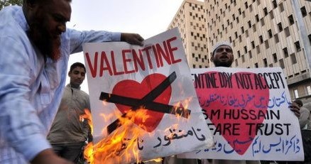 Czas zakochanych - czas ataków na internautów. /AFP