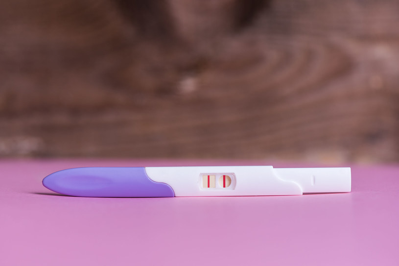 Czasami dwie kreski na teście ciążowym skrywają więcej niespodzianek niż można by przypuszczaćt /123RF/PICSEL