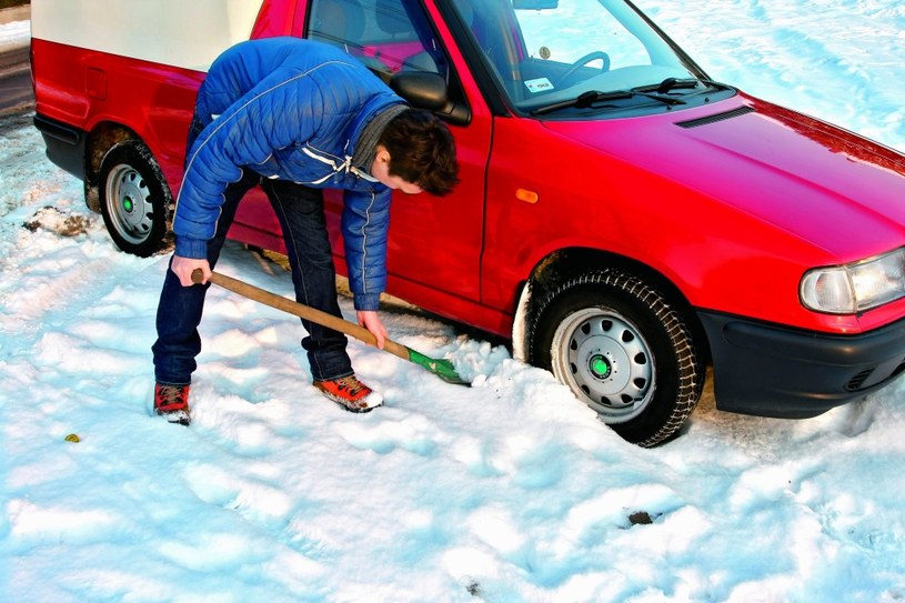 Czasami koła stoją w dołkach i samochód nie ma siły podjechać. Usuńmy śnieg sprzed kół. Jeżeli samochód wisi "na brzuchu" w głębokim śniegu, trzeba będzie usunąć śnieg. /Motor