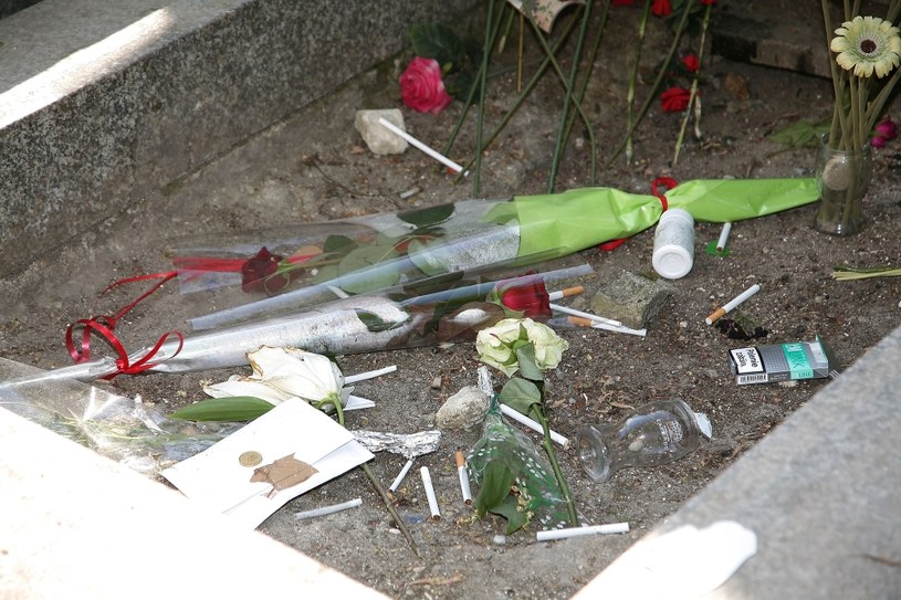 Czasami odwiedzający grób Morrisona po prostu podrzucali papierosy czy opakowania po lekach razem z kwiatami jako memorabilia dla zmarłego muzyka /East News
