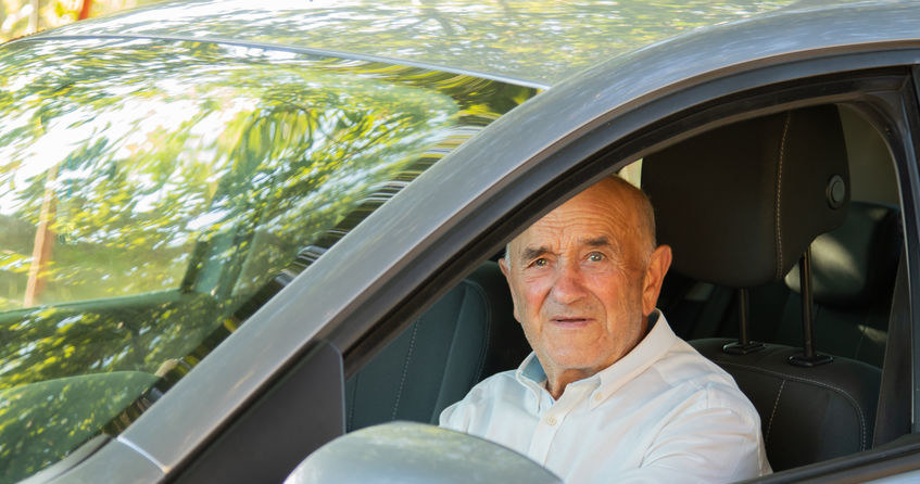 Czasami senior nie wie, kiedy powinien zrezygnować z prowadzenia samochodu /123RF/PICSEL