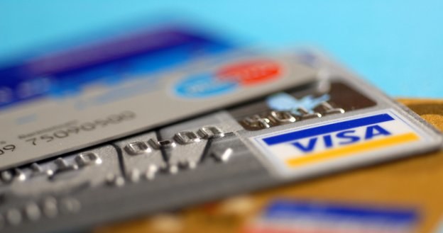 Czasami zadłużenie na karcie kredytowej można zamienić na tańszy kredyt ratalny /&copy; Panthermedia
