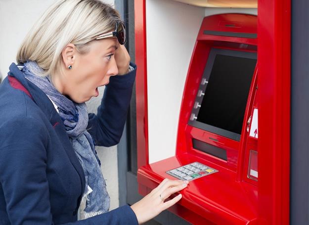 Czasami zdarza się, że bankomat, z którego zwykle korzystamy, ulega awarii /&copy;123RF/PICSEL