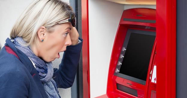 Czasami zdarza się, że bankomat, z którego zwykle korzystamy, ulega awarii /&copy;123RF/PICSEL