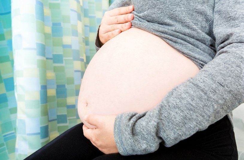 Czasem brzuch wydaje się duży w stosunku do stopnia zaawansowania ciąży /123RF/PICSEL