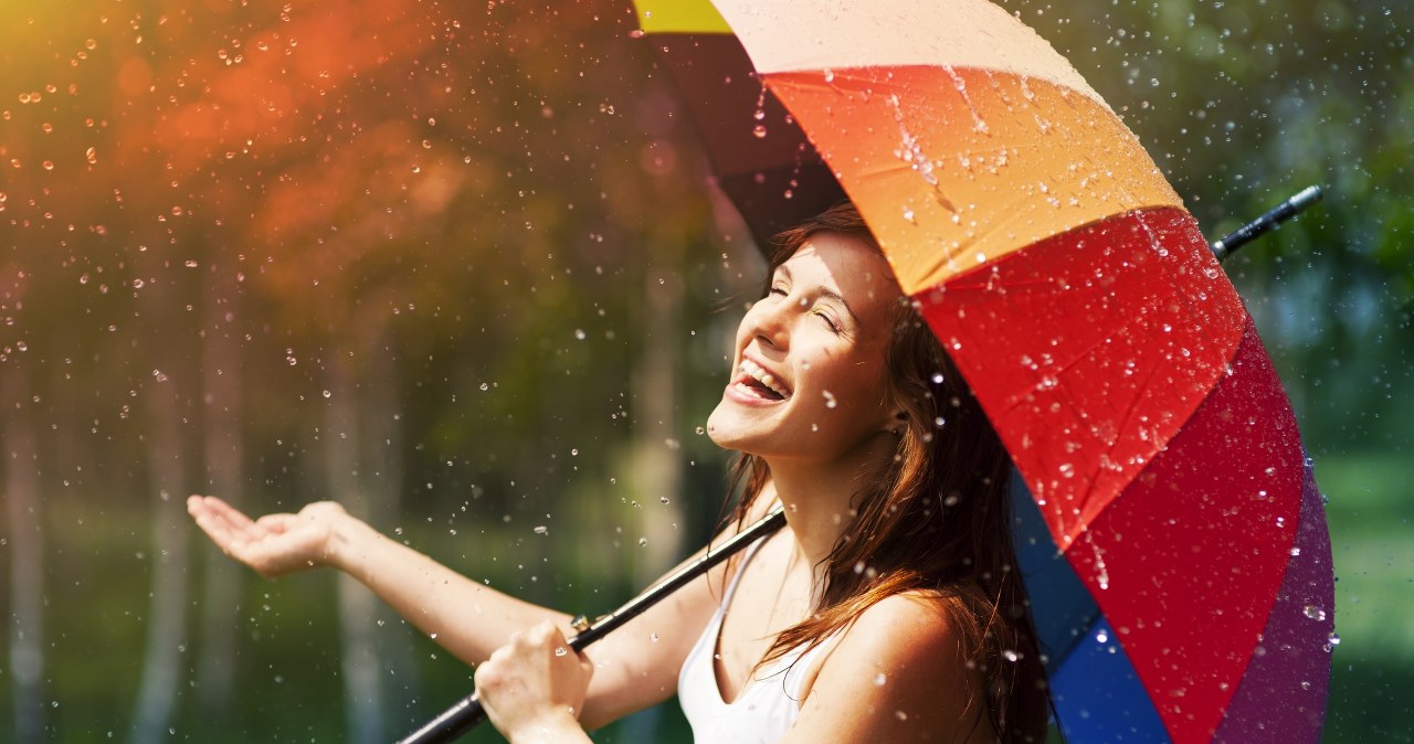 Czasem słońce, czasem deszcz - pogoda nie będzie nas wiosennie rozpieszczać /123RF/PICSEL